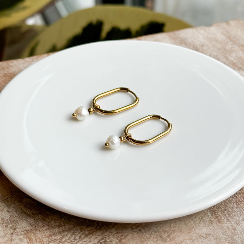 Hoop earrings with one pearl